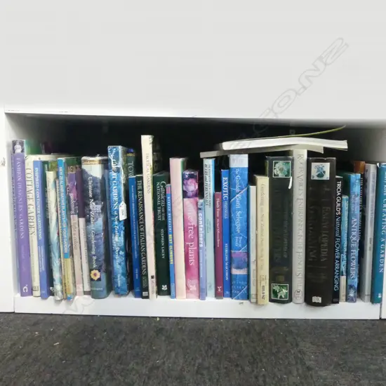 ASSORTED COLLECTION OF GARDENING BOOKS