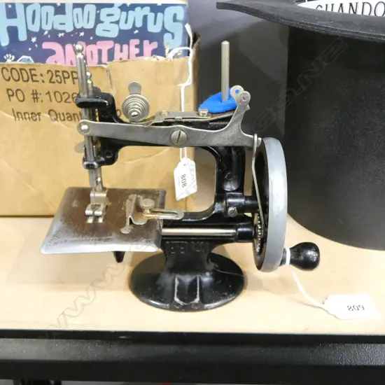 'PETER PAN' MINIATURE SEWING MACHINE H.175mm