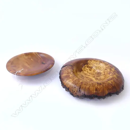 FIDDLEBACK KAURI DISH by RICK TAYLOR + PEPPER TREE BURR BOWL Dia.280mm