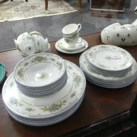 6 WEDGWOOD C/S & 24 WEDGWOOD PLATES/BOWLS