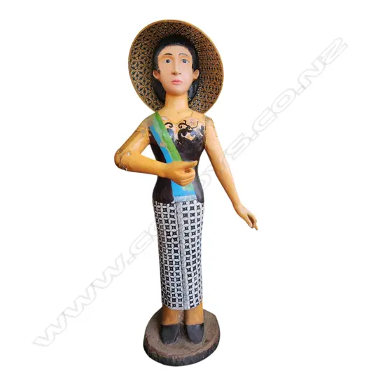 TALL FLOOR STANDING CARVED & PAINTED WOOD THAI WOMAN FIGURE w straw hat. H.1400mm. Ex. Monsoon Poon restaurant Auckland