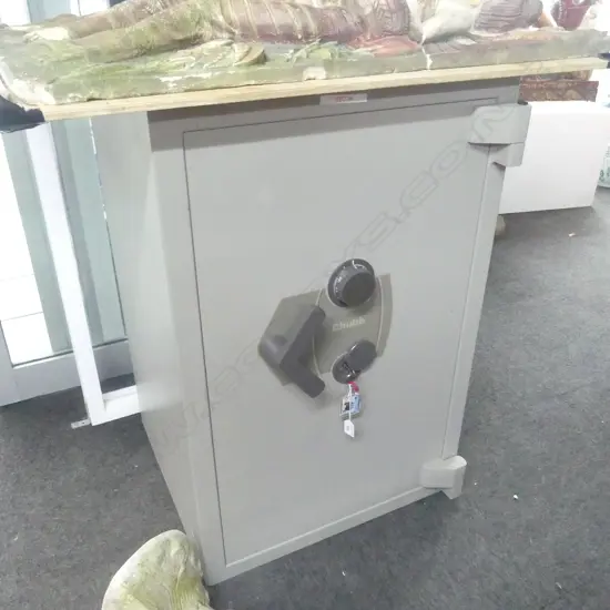 CHUBB SAFE w. KEY 630x615x980mm...