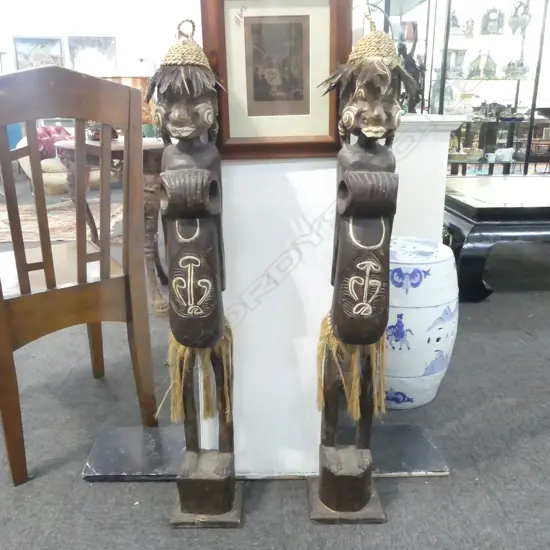A PAIR OF TALL WOODEN CARVED ETHNIC FIGURES W. FEATHERS, H.1020MM