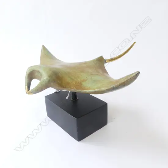 BRONZE STINGRAY ON STAND W.295mm