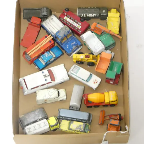 TRAY OF 20PLUS DIE CAST MATCHBOX CARS TRAILERS ETC