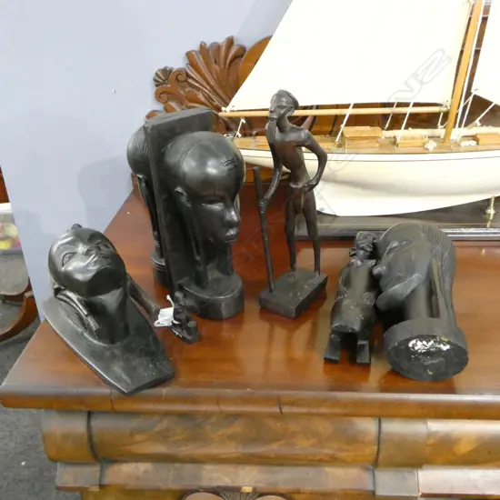 5 CARVED WOODEN AFRICAN FIGURES (SMALLEST H.55mm) + PR BOOKENDS H.220m 