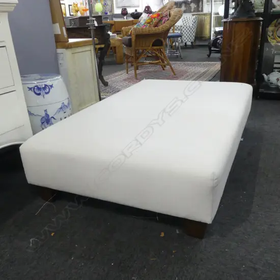 LG OTTOMAN WHITE FABRIC 1300x830x300mm