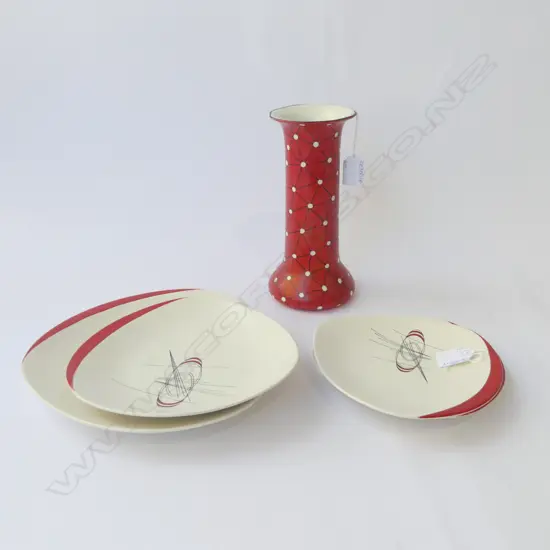 4 CARLTON WARE 'ORBIT' PLATES & RED 'EMPIRE' VASE H.230mm