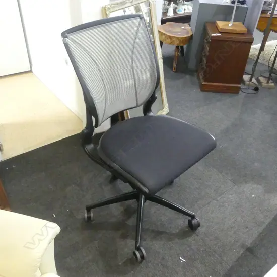 MODERN OFFICE CHAIR
