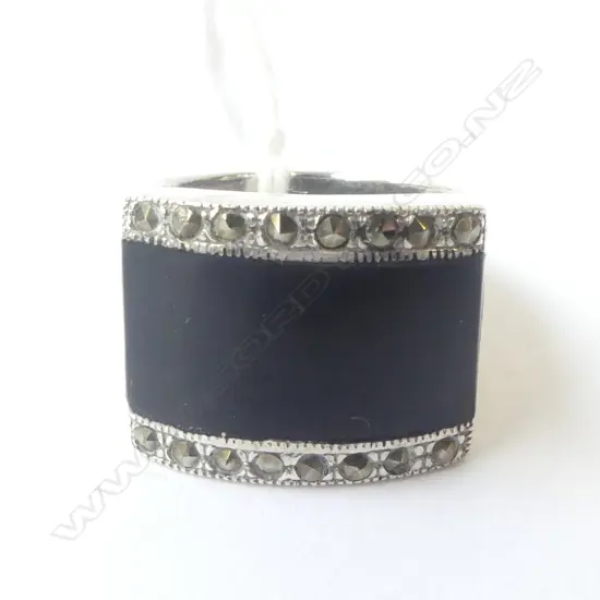 SILVER ONYX & MARCASITE RING, SIZE R