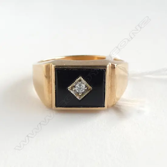 9CT WHITE STONE SIGNET RING, 3.5grms SIZE R