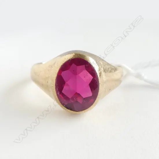 1963 9CT SYN RED STONE  RING, 6.2grms SIZE T