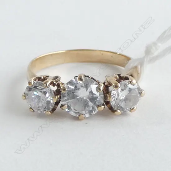 9ct GOLD AND FAUX DIAMOND RING 3.30gm size P