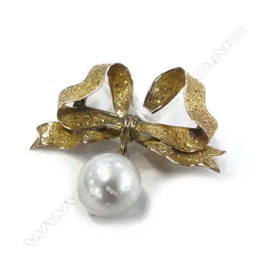 9CT & LGE PEARL ENGRAVED BOW BROOCH, 4.6grms