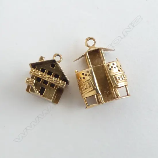 2 18CT CHARMS, SWISS HOUSE & SKI LIFT 5.0grms