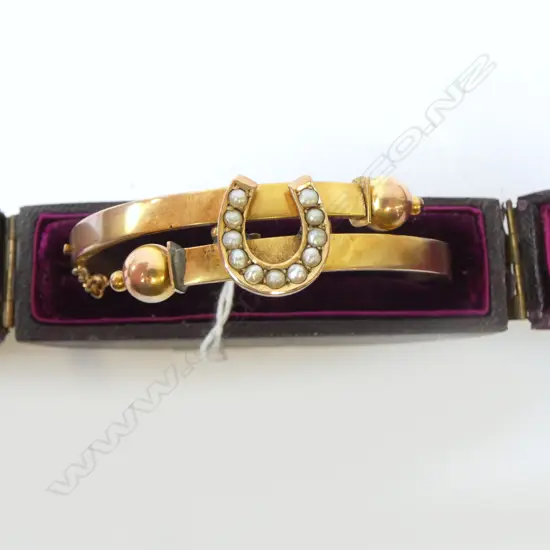 ANTIQUE 9ct GOLD BANGLE w. SEED PEARLS set HORSE SHOE 13.1grms. repairs, orig. case