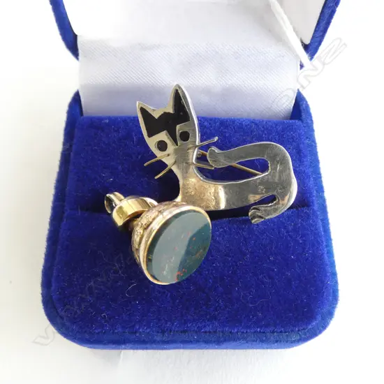 MEXICAN SILVER CAT BROOCH AND GOLD PLATED BLOODSTONE SEAL