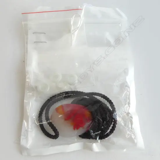 CHINESE AGATE PENDANT + 4 JADE SMALL RINGS