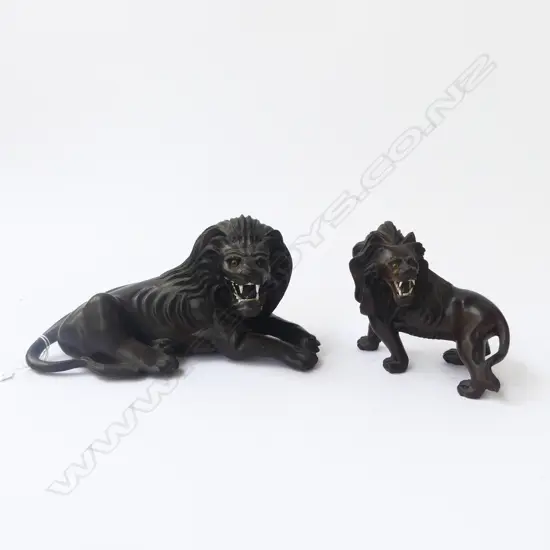 2 CARVED WOODEN LIONS, BACK LEG AF L.240mm