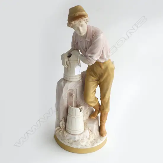 ROYAL DUX YOUNG MAN BESIDE WELL H.590mm