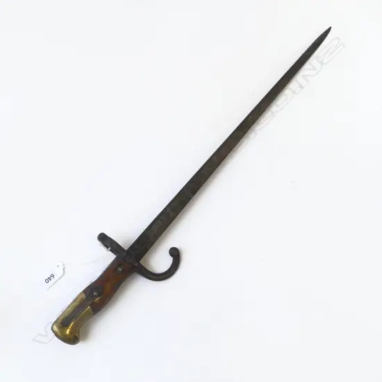 EARLY BAYONET tapering to a point. Flat back. Hooked quillon. L.615mm