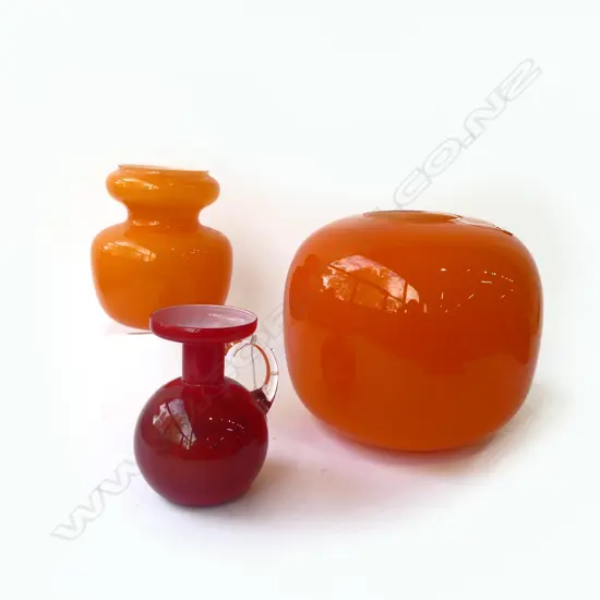 3 PCS VINTAGE GLASS; X LRG ORANGE ROUND VASE, Dia.300mm H.260mm, MED. ORANGE VASE & RED w HANDLE