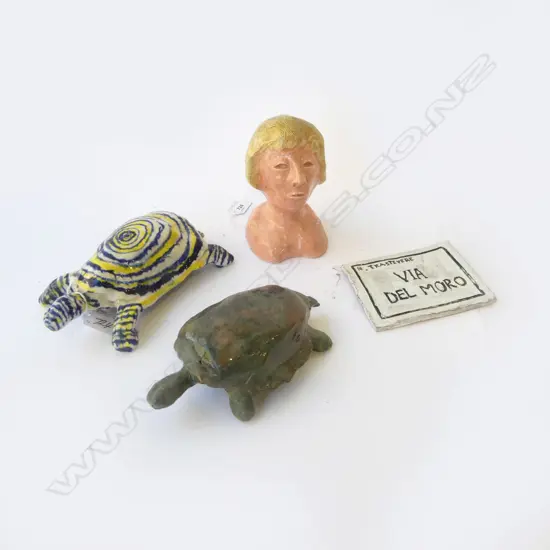 2 POTTERY HAND CRAFTED TURTLES, BUST & 'VIA DEL MORO' POTTERY PLAQUEW.135mm