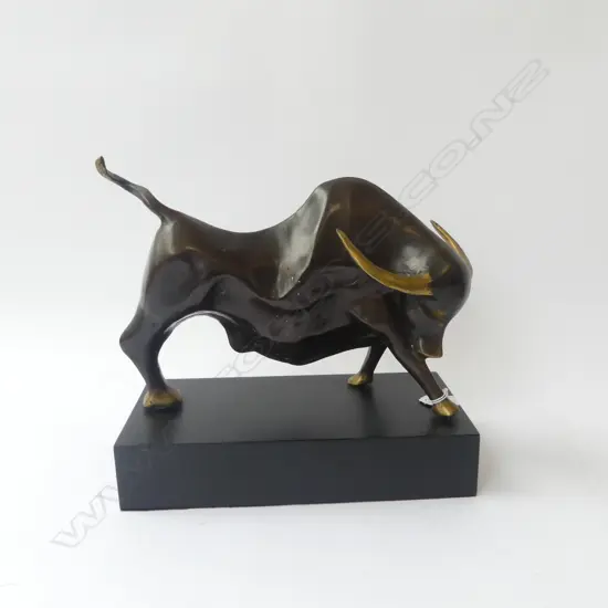 LG BRASS BULL ON STAND W.310mm