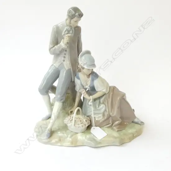 LLADRO FIGURE GROUP; COUPLE WITH FLOWERS H. 275mm