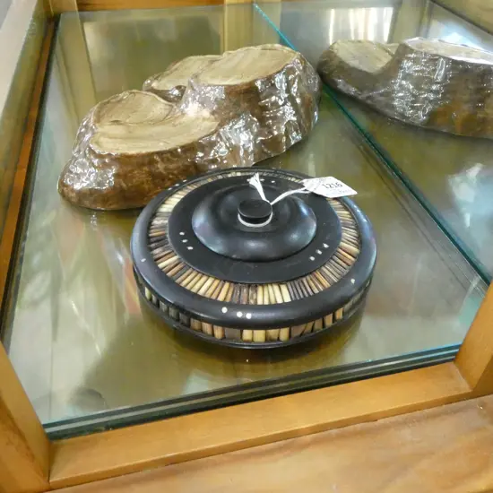 BESWICK LOG DISPLAY STAND W.320mm + PORCUPINE QUILL BOX 145mm dia 