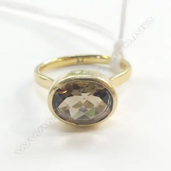 SILVER GILT SMOKEY QUARTZ DRESS RING, 2.9grms SIZE L