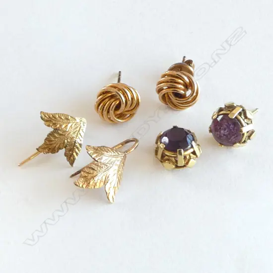 3 PRS 9ct EARRINGS; KNOT EARRINGS, LEAF w HOOKS & GARNET EARRINGS (1 post missing) 4.4gm