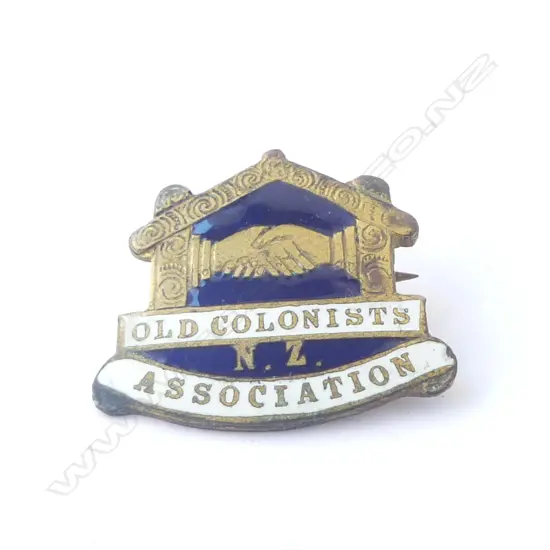 EARLY 20thC ENAMELLED BADGE: 'OLD COLONISTS NZ ASSOCIATION' marae form