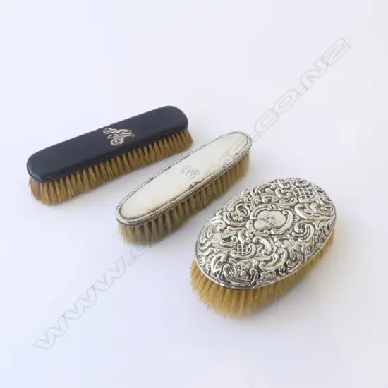 3 STG SILVER & EBONY CLOTHES BRUSHES BIRMINGHAM 1901 & 1907, L.135MMM-170MM