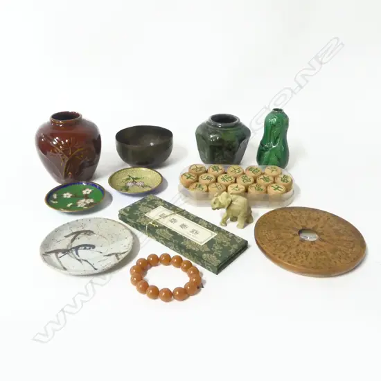 TRAY OF 12 ORIENTAL COLLECTABLES CLOISONE DISHES DIA100MM GINGER JARS ETC