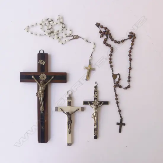 VINTAGE PILGRIM RELIGIOUS ITEMS; 3 CRUCIFIXES & 2 ROSARIES, 1 MOP