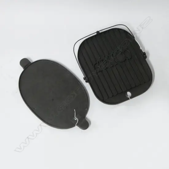 63/2473  2 VINTAGE CAST IRON SKILLETS L300MM