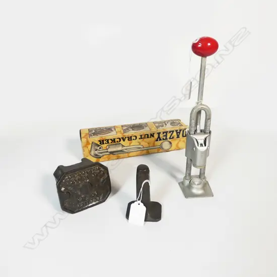 2628/1738 VINTAGE CAST IRON NUT CRACKER H105 & BOXED DAZEY NUT CRACKER (faulted), H220MM,