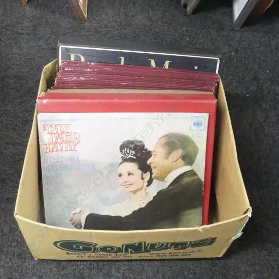 BOX OLD VINYL RECORDS INCL HOLLYWOOD & BROADWAY GREATS