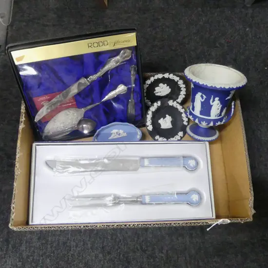 CASED WEDGWOOD CARVING SET 4PCS WEDGWOOD CHINA & BOXED RODD CUTLERY 