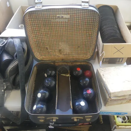 SET EIGHT BOWLS in VINTAGE CARRY CASE