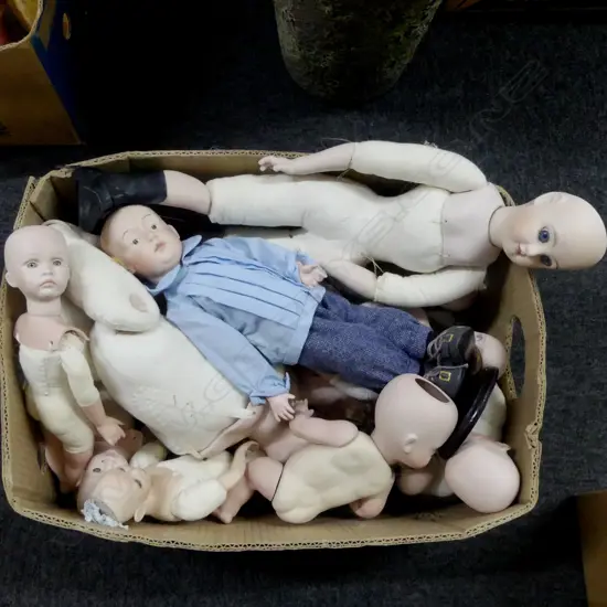 COLLECTION OF CERAMIC DOLLS