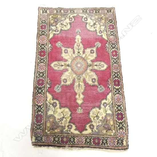 SMALL PERSIAN HAND KNOTTED RUG w. PINK & IVORY TONES L940 W540MM