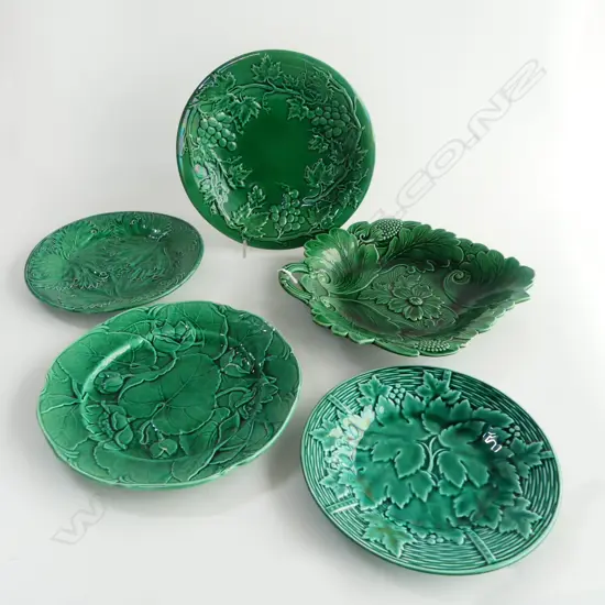 5 PCES GREEN LEAF MAJOLICA; 3 WEDGWOOD + 2 SERVING DISHES