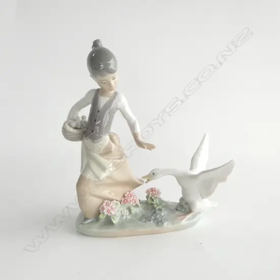 LLADRO GIRL w. GOOSE H.210mm