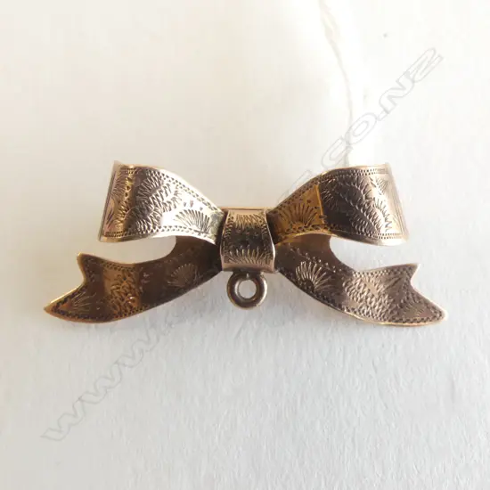 9CT BOW BROOCH, 2.47grms