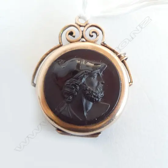 10ct OLD CARNELIAN CAMEO LOCKET WITH ONYX BACK  8.4gm