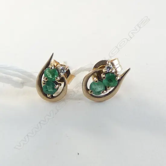 PR 9ct EMERALD & DIAMOND SET STUD EARRINGS, 0.8gm