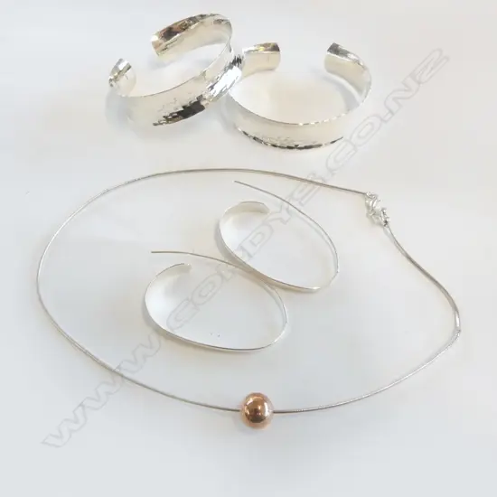 2 BEATEN SILVER CUFF BRACELETS, PR SILVER EARRINGS & SILVER OMEGA CHAIN w BALL DETAIL (repair/fault?)