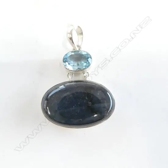 SILVER SET BLUE LABRADORITE PENDANT 
